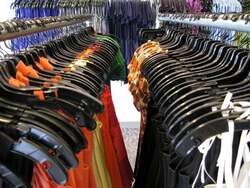 Zdjęcie wieszaków z rzeczami.