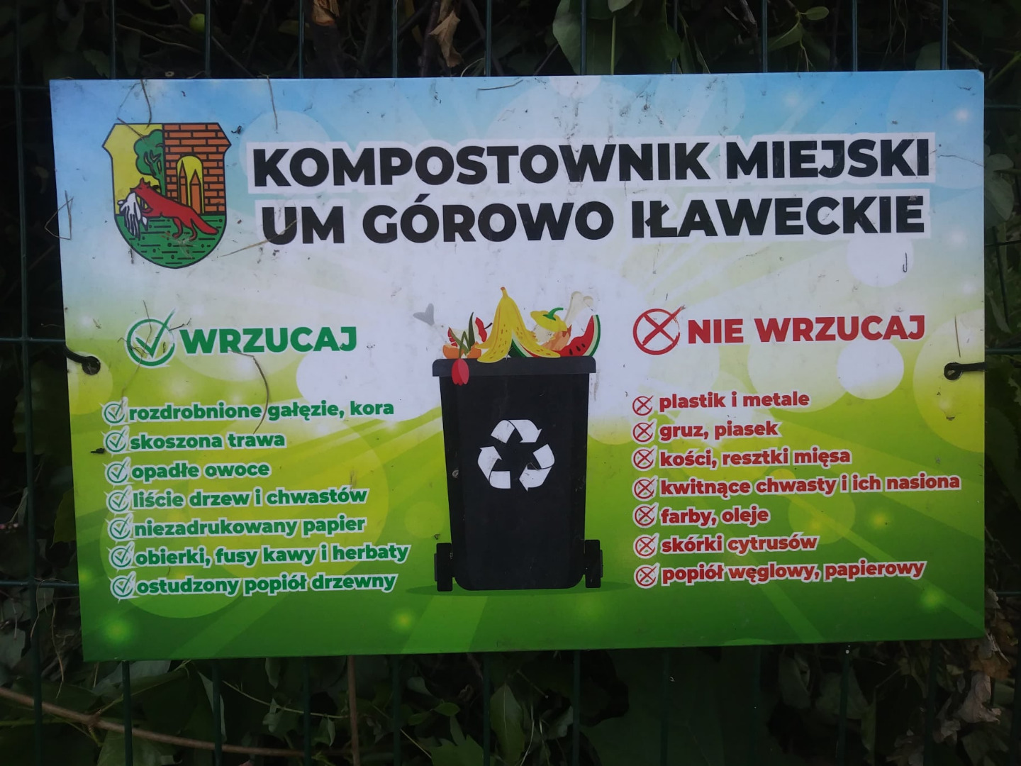 Zdjęcie tabliczki informacyjnej na kompostowniku miejskim