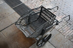 Stary wózek do wywożenia gorącego koksu