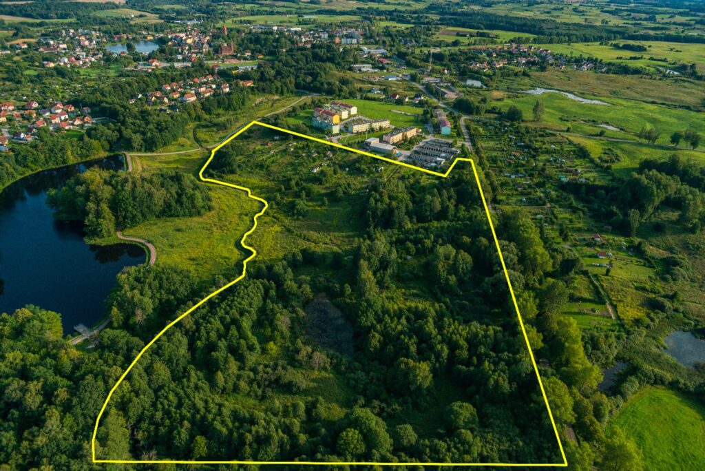 Widok z lotu ptaka z zaznaczonym terenem pod inwestycje