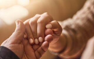 Zdjęcie dwóch rąk w uścisku.