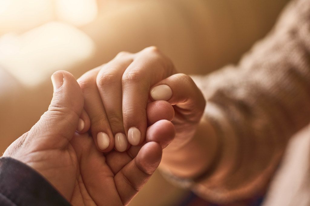 Zdjęcie dwóch rąk w uścisku.