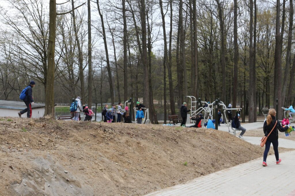 Zdjęcie siłowni przy ścieżce rowerowej